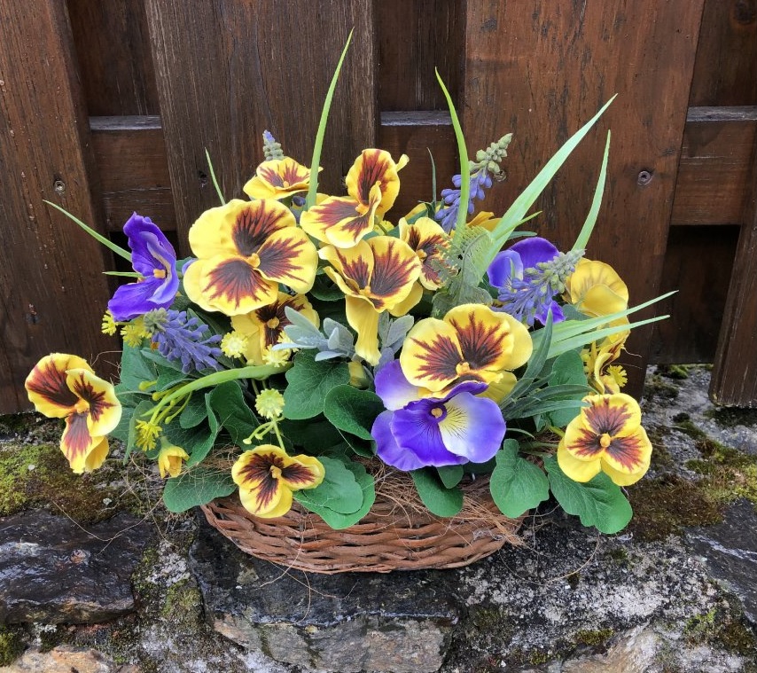 Dekorace na hrob umělé macešky v hnědém truhlíku